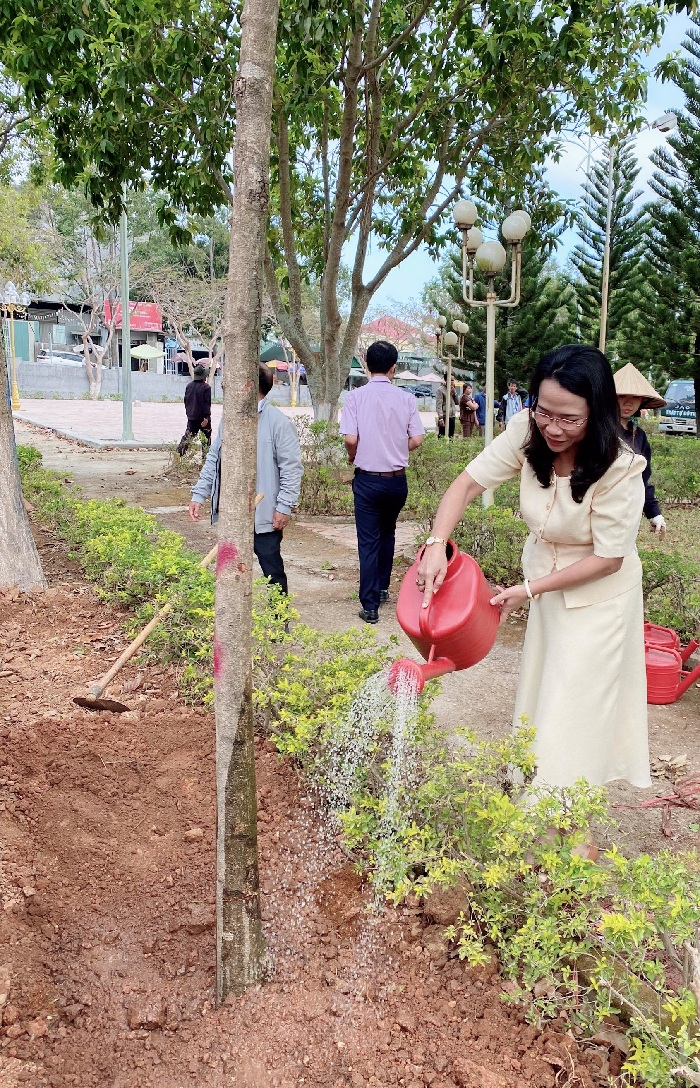 Ban Thường vụ Huyện ủy Lắk tổ chức trồng cây Hoa Ban nhân kỷ niệm 48 năm giải phóng huyện